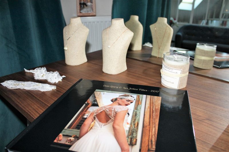 livre robes de mariées sur le bureau du showroom de yutz